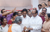 Local Cong leaders, Janardhana Poojary displays seasonal compassion